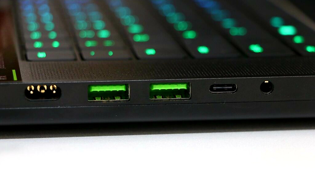 Razer Blade 16 ports